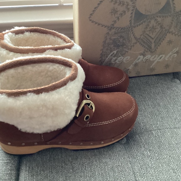 Free People Oak Genuine Shearling Clog Boot (Women) 6.5M - Picture 2 of 13